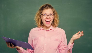 Öğrenci kendi araştırmasını yapıyor. Eğitim konsepti. Öğrenci hayatı. Kız inek öğrenci klasör belgelerini tutuyor. Üniversiteye gir. Üniversite ve lise başvurusu. Sınavları geç. Sıkı çalış. Bilgi günü