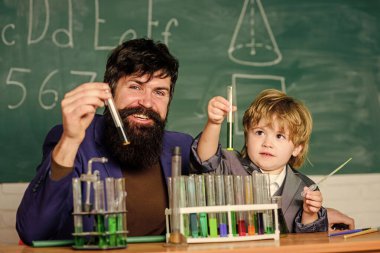 Öğretmen ve küçük çocuk. Baba ve oğul okulda. Laboratuvarda bilimsel araştırmalar yapan bir araştırmacı. Okula dönelim. Laboratuvar test tüpleri ve renkli sıvılarla dolu mataralar. Dinle ve Göreceksin