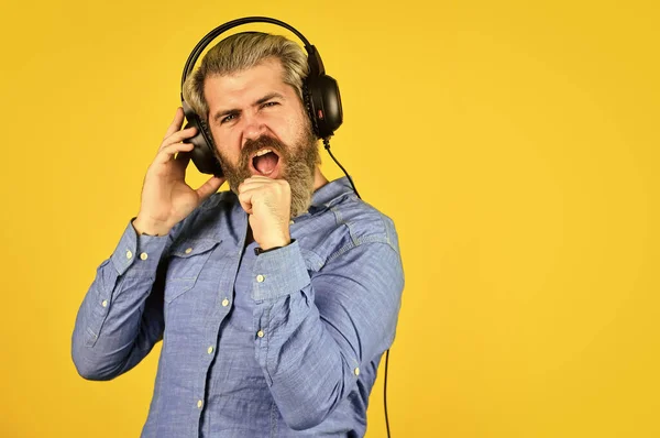 Disfrutando de su música favorita. Hombre escuchando música con sus auriculares. hombre barbudo hipster en auriculares. Escuchando música. Es hora de relajarse. brutal hipster usar auriculares. cantando y bailando. espacio de copia — Foto de Stock