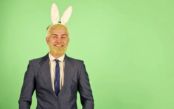 Boldog Húsvétot! A boldog üzletember nyuszifület visel. A szakállas ember ünnepli a húsvétot. Húsvéti ünnepség. Tavaszi szünet. Itt a húsvéti nyuszi. — Stock Fotó