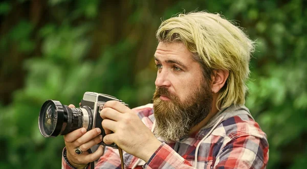 Enjoying summer. journalist is my career. reporter make photo. vintage camera. capture these memories. SLR camera. hipster man with beard use professional camera. photographer hold retro camera — Stock Photo, Image