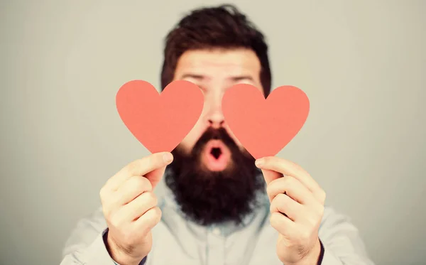 Celebra o amor. Cara atraente com barba e bigode de humor romântico. Sentir amor. Namoro e relações conceito. Feliz no amor. O amor é incrível. Homem hipster barbudo com cartão de Valentim coração — Fotografia de Stock