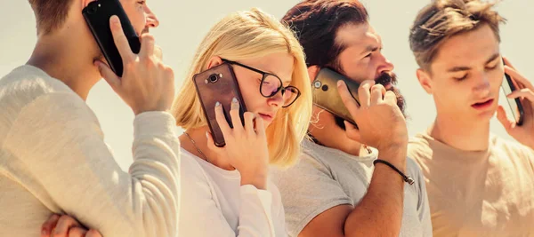 Rodéate. comunicación empresarial. Hombres y mujeres hablan por teléfono. diversos jóvenes que hablan por teléfono. grupo de cuatro personas. Grupo de equipo corporativo. grupo de personas. Red de grupos de usuarios — Foto de Stock