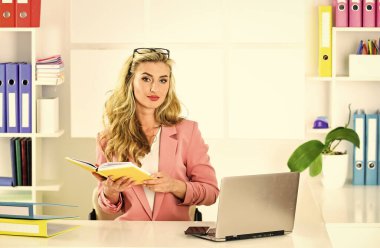 Harika bir iş. Modern hayat. Modern bir iş yerinde çalışan bir kadın. Evdeki dijital cihazla iletişim kurmak. Halkla ilişkiler. İş kadını iş yerinde dizüstü bilgisayarda daktilo kullanıyor. Kendine güvenen iş uzmanı