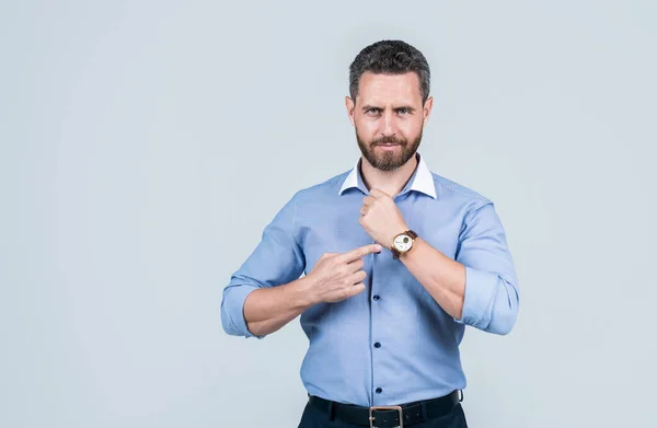 Tijdbeheer. office manager wijzend op wacht. vertrouwen en succes. — Stockfoto