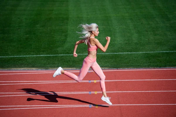 运动中的女人体育小姐参加短跑比赛。运动健康的生活方式。户外健身训练 — 图库照片