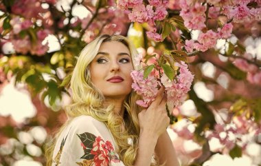 Baharın tadını çıkarıyorum. Eski ve eski moda. Saf güzellik dişisi. Tasasız ve mutlu bir kadın. Seksi kız sakura çiçeğinin tadını çıkarıyor. Bahar çiçeği açan ağaç. Pembe kiraz ağacı çiçekleri. Çiçek aroması tedavisi