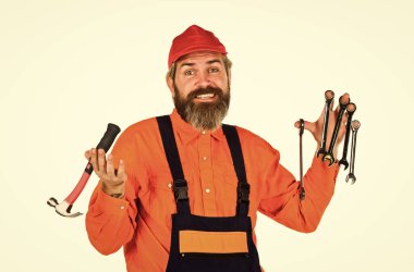 Otomotiv Teknisyenleri ve Tamircileri. Çoğu tamirci, klima gibi özel alanlarda uzmanlaşır. Adam anahtar aletlerini tutuyor. Anahtar aracı sıkılaştırıcı detayları düzeltiyor. İngiliz anahtarı aracı
