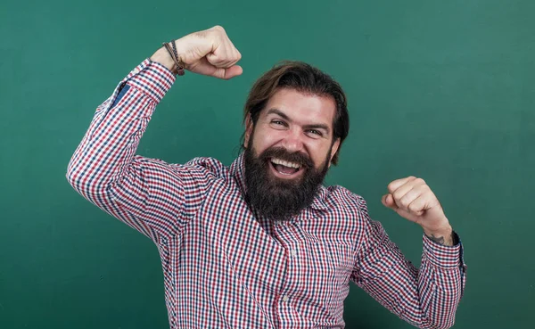 Feliz chico demostrar poder y celebrar el éxito, divertirse — Foto de Stock