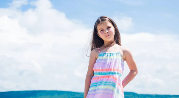 Glad och bekymmerslös. mode och skönhet. leende barn med glad blick. barndoms lycka. söt tonåring flicka i klänning utomhus. Ung sommar mode. Självsäker i sitt val — Stockfoto