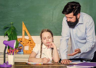 Hometask evraklarını hazırlıyorum. Yorgun çocuk motivasyonsuz çalışmayı öğreniyor. Özel ders. Babamla evde eğitim. Öğretmen ve liseli kız. Sakallı pedagog. Katı bir pedagog. Pedagog becerileri