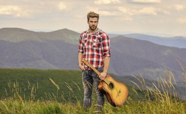 İlham verici bir ortam. Açık havada yaz müzik festivali. Müzik çalıyordu. Dağda gitarlı bir müzisyen. İlham verici bir müzisyen. Dağların sessizliği ve gitar tellerinin sesi. Hippi müzisyen.