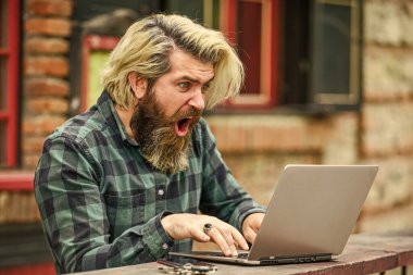 İnternet işi. Çevrimiçi girişimci dışarıda çalışıyor. Daha iyi çözümler için temiz hava. Adam dizüstü bilgisayarla meşgul. İş adamı dizüstü bilgisayar kafe terası. Online eğitim. Halka açık yerlerde internette sörf yapmak