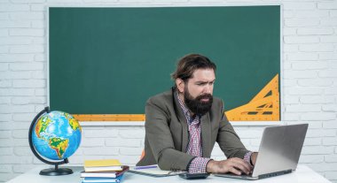 İnternette odaklanmış iş adamı çalışması dizüstü bilgisayarda internet yayını izliyor, eğitim kursu konferansına katılıyor, çalışma masasında oturuyor, konsept öğreniyor.