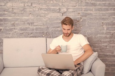 Sabah kahvesi. İpuçlarını kilitle. Bir şeyler alıp internetten alışveriş yapmak. Adam bilgisayar kullanıyor. İletişim ve insan konsepti. Çevik iş. Sabah titreşimleri. Adam dizüstü bilgisayarda çalışıyor. çevrimiçi kurslar evde eğitim