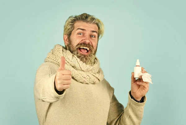 快乐的人对流感说不。来自中国的头皮海象。免疫系统在流行病流行时很有帮助。冬季保健。最好的感冒药有助于鼻腔喷剂。男人在病程中使用滴鼻液 — 图库照片
