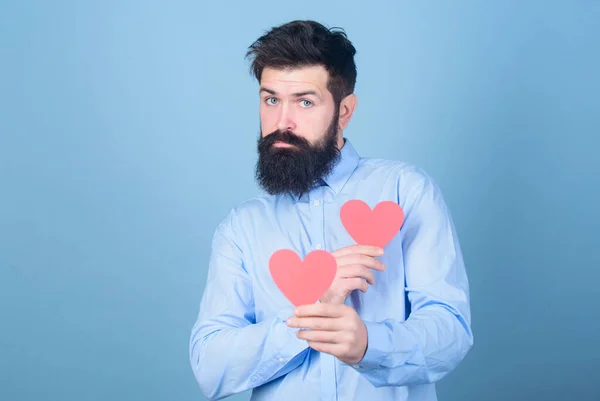 Homem hipster barbudo com cartão de Dia dos Namorados. Celebra o amor. Cara atraente com barba e bigode de humor romântico. Sentir amor. Namoro e relações conceito. Feliz no amor. Apaixonar-me — Fotografia de Stock