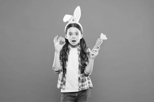 Preparando decoraciones. Linda colegiala conejita celebrar el día de Pascua. Sólo diversión en mi mente. Actividades de vacaciones en interiores y exteriores. Actividad divertida y educativa de Pascua para niños. Niña huevos de Pascua —  Fotos de Stock