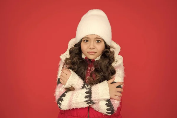 寒い天気。ウールニットの帽子の子供。子供は大人より寒さを感じる傾向がある。冬のファッション。小さな女の子長い巻き毛。冬休みのアイデア。子供のための冬の活動。幸せな子供時代 — ストック写真