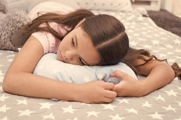 Bela sonolenta. Bebé sonolento. Menina pequena relaxar na cama. Criança pequena com olhar sonolento. De manhã cedo ou tarde da noite. É uma rotina para dormir. Hora da sesta. Ela sente-se sonolenta — Fotografia de Stock