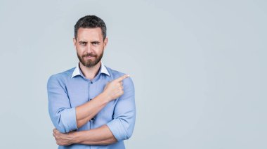 Olgun sakallı iş adamı fotokopi alanını işaret ediyor. Tüylü kendine güvenen adam.