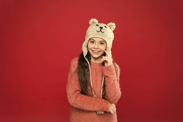 야외에서의 휴일 활동. 어린 아이가 겨울을 날 준비를 합니다. 애들 패션이요. 따뜻 한 뜨개질 팁. 계절별 건강 관리. 귓불 모자쓴 행복 한 아가씨. 빨간 모자쓴 행복 한 아가씨 — 스톡 사진