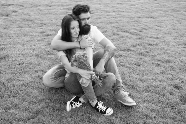 Беззаботная пара в любви обнимашки расслабиться в парке, любовь и концепция поддержки — стоковое фото