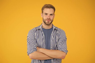 Kendine güveniyorsun. Kendine güvenen adam kollarını kavuşturur. Moda modelinin kendine güveni tam. Erkek giyim mağazası. Sıradan bir tarz. Moda modası. Tarzına güvenerek.