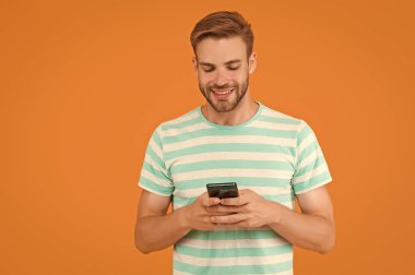 Sosyal ağlar. Müşteri edinmek ve son derece ilgili, hedeflenmiş içeriği sunmak için eşsiz bir fırsat. İnternette sörf yapan adam. Çevrimiçi iletişim. Habercilerin popülerliği. Kolay iletişim