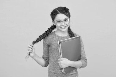 Günlük okul kızı hayatı. Okul kulübü. Kütüphane konsepti. Derslere hazırlan. İlham verici bir eğitim. Özel okul. Şirin gülümseyen okul kızı. Küçük liseli kız. Örgü ören bir öğrenci okula gidiyor.