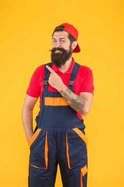 Mekanik servis üniformalı vahşi sakallı adam yetenekli tesisatçı ve yükleyici olarak çalışıyor.