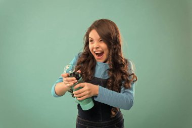 Su dengesi kavramı. Biraz sıvı iç. Ekoloji. Doldurulabilir şişeyi her yere taşıyın. Sağlıklı bir hayat. Sağlık ve su dengesi. Kız su şişesini tutuyor. Uzun saçlı çocuğun su şişesi var.