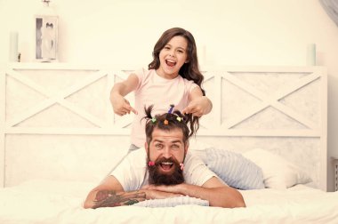 Dinleniyorum. Mutlu baba ve kız. Küçük kız babasını seviyor. Babalar günün kutlu olsun. Aile. Evde kızıyla babalar günü. Kızın babasının saçını yapıyor. Yakışıklı baba ve küçük kız.