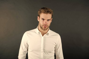 Finansal danışman. Beyaz yakalı işçi. Erkek giyim tarzı. Yakışıklı bir ofis çalışanı. Katiplik ve ortadaki zincir yönetimi. Adam çok şık giyinmiş. Resmi moda. Mesleki meslek