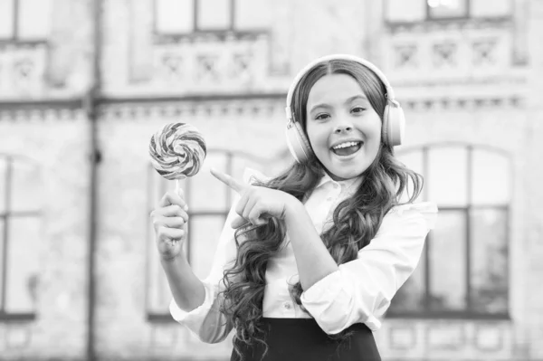 Concepto de infancia feliz. Una pupila sonriente. Un verdadero éxito. Feliz canción. Ocio y descanso. Niño feliz al aire libre. Una colegiala alegre. Colegiala escuchando música. Día internacional de los niños. Concepto de felicidad —  Fotos de Stock