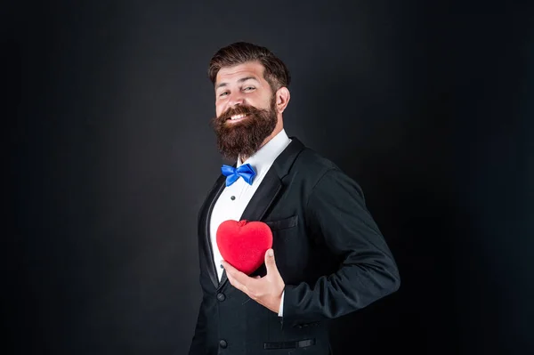 Que lindo encontro. dom do amor. homem de smoking feliz com coração. Feliz Dia dos Namorados. ser meu valentine — Fotografia de Stock