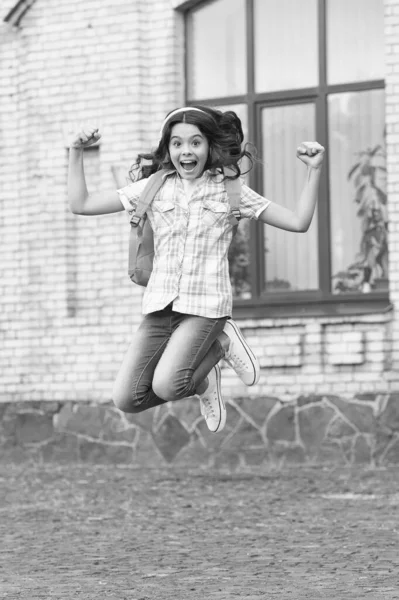 Цельтесь высоко, вместе мы полетим. Счастливый ребенок прыгает на улицу. Активное развитие детства. Возвращайся в школу. Счастливого детства. Детское воспитание и уход. Частное обучение. Международный день защиты детей — стоковое фото