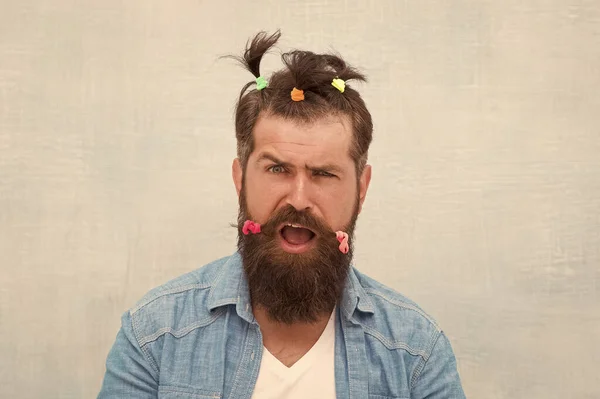 Un homme émerveillé. Drôle de portrait de l'homme avec une coiffure drôle. salon de coiffure et coiffeur. heureux jour des pères. charismatique hipster. On s'amuse. Fait pour s'amuser. visages et émotions comiques — Photo