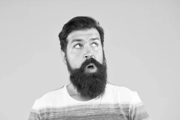 Recherche d'inspiration. surpris de regarder le gars. soins de coiffeur masculin. obtenir le style dans le salon de coiffure. brutal homme barbu sur fond jaune. mode d'été masculine. mature hipster a moustache parfaite — Photo