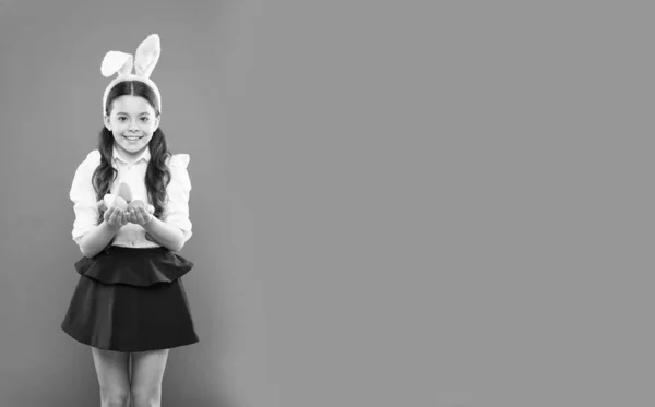 Annonce de chasse aux œufs. Activités de Pâques amusantes et éducatives pour les enfants de tous âges. Adorable petite fille avec des œufs de Pâques. Mignon lapin écolière célébrer le jour de Pâques. Traditions de Pâques — Photo