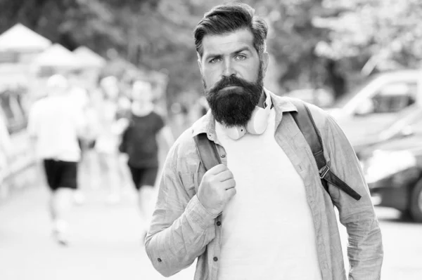 Nascido para ser hipster. Brutal hipster viajar urbano ao ar livre. Homem barbudo com barba de hipster. Estilo casual. À moda Hipster. Barbearia. Salão de cabeleireiro masculino. Tendência moda. Estilo moderno. Loja de vestuário masculino — Fotografia de Stock