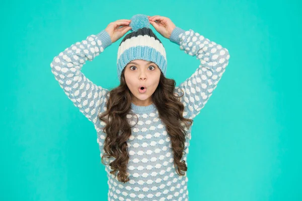 Che sorpresa! capretto stile di moda invernale. vestiti lavorati a maglia per bambino allegro. adolescente in cappello — Foto Stock