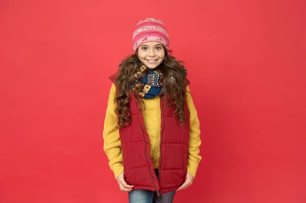 Belleza linda mantener caliente. pronóstico del tiempo. chica alegre listo para la actividad de invierno. niño en chaleco hinchable y prendas de punto. moda infantil de temporada. vacaciones de Navidad y vacaciones. Alegre y positivo — Foto de Stock