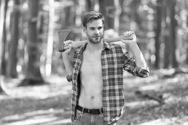 ハンサムなunshaven lumberjackとともにセクシー胴でオープンプレイシャツホールド大斧で強い手夏の木,フィット — ストック写真