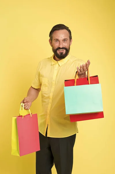 Offre spéciale. Homme barbu sacs à provisions vente saisonnière. Hipster achat prix de vente. Vendredi noir. Vente Cyber lundi. Bel achat. Grande affaire boutique en ligne. Du shopping facile. Vendeur vendant des marchandises — Photo