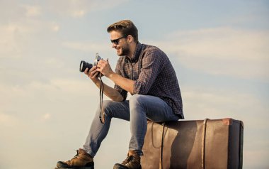 Uzaklaş. Seksi turist muhabiri. Bagajında kamera olan maço bir adam. Macera yakalamak. Gazeteci. Gözlüklü fotoğrafçı. Gezgin, arabayı bekle. Erkek modası. modaya uygun görünüyor