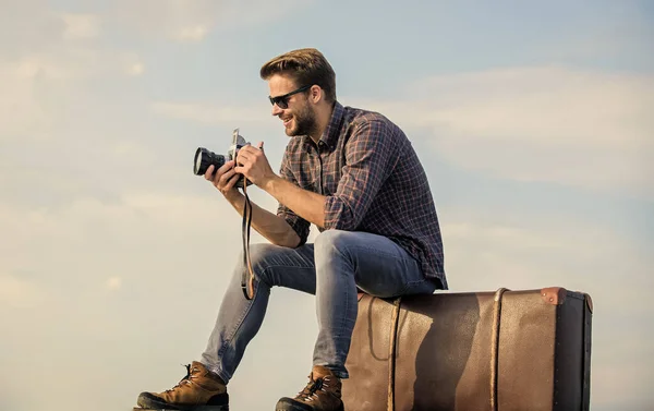 Aléjate. sexy hombre reportero turístico. Hombre macho con cámara en el equipaje. capturar aventura. Periodista. fotógrafo en gafas. viajero esperar por el coche. estilo de moda masculina. buscando de moda —  Fotos de Stock