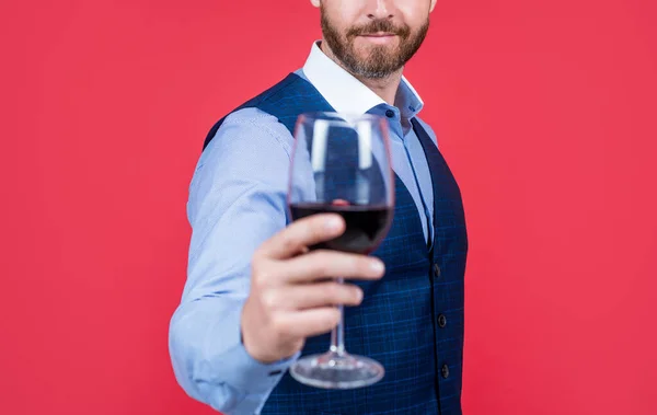 Sommelier. Killen dricker rött vin. Skål för alla hjärtans dag. Alkoholkonsumtion. — Stockfoto