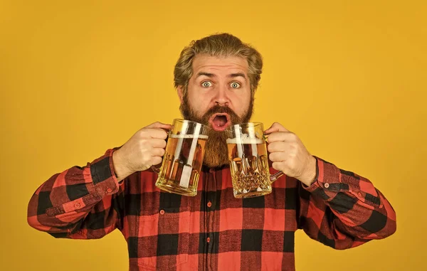 Święto. Dzień ojców. Koncepcja przyjęcia urodzinowego. Alkoholik. Spragniony człowiek pijący piwo w barze. Piwo z pianką. Hipsterzy piją piwo. Dojrzały brodaty facet trzyma szklankę piwa. Zdrowie tosty — Zdjęcie stockowe