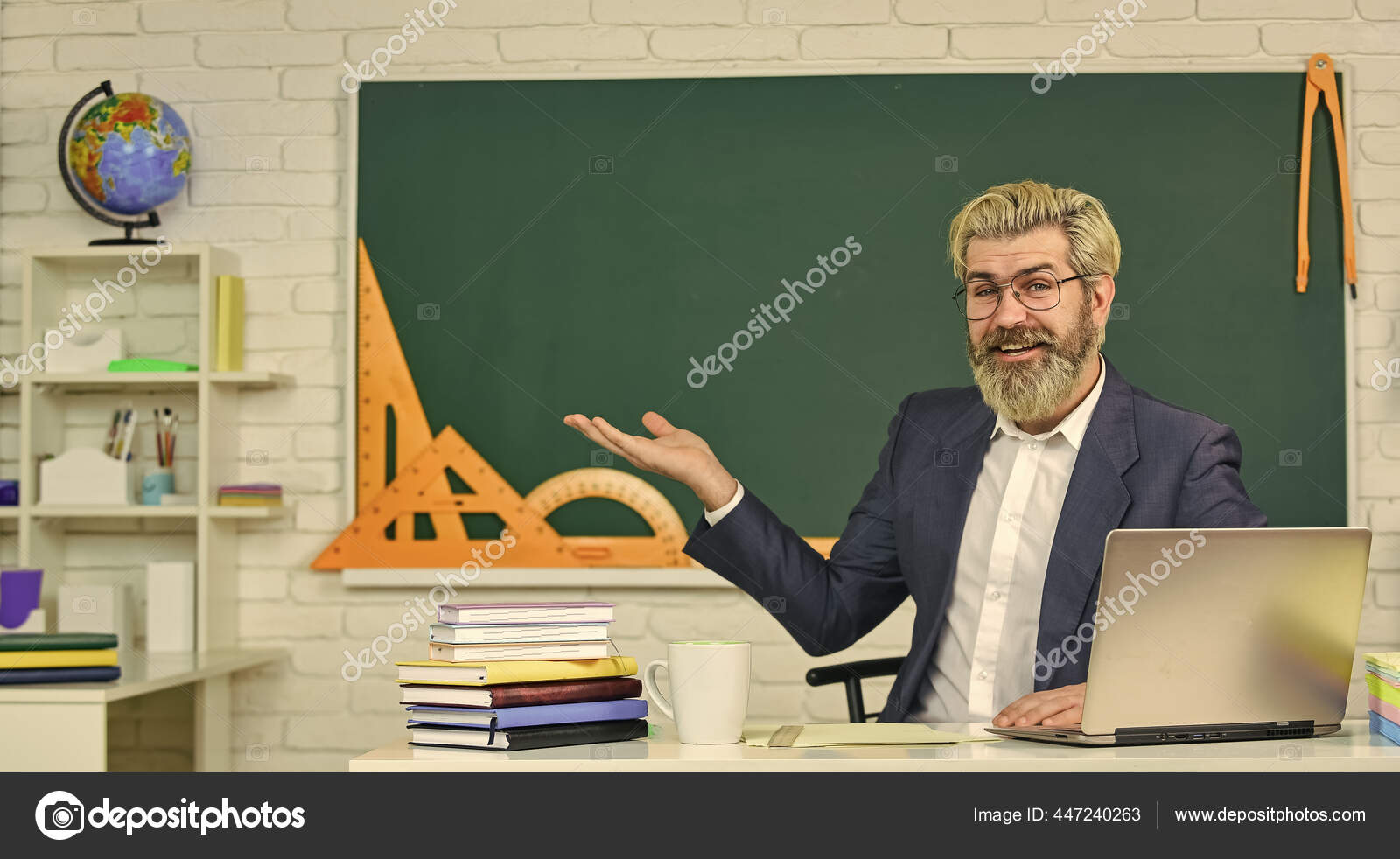 ラップトップをプログラミングする学校の先生。オンラインコースを適用します。特定のコースを選択します。プログラミング言語を学ぶ。ハンサムな男は近代的な技術を使用します。デジタル技術。プログラミング｜Web開発  — ストック写真 © stetsik #447240263, image size:1600x982